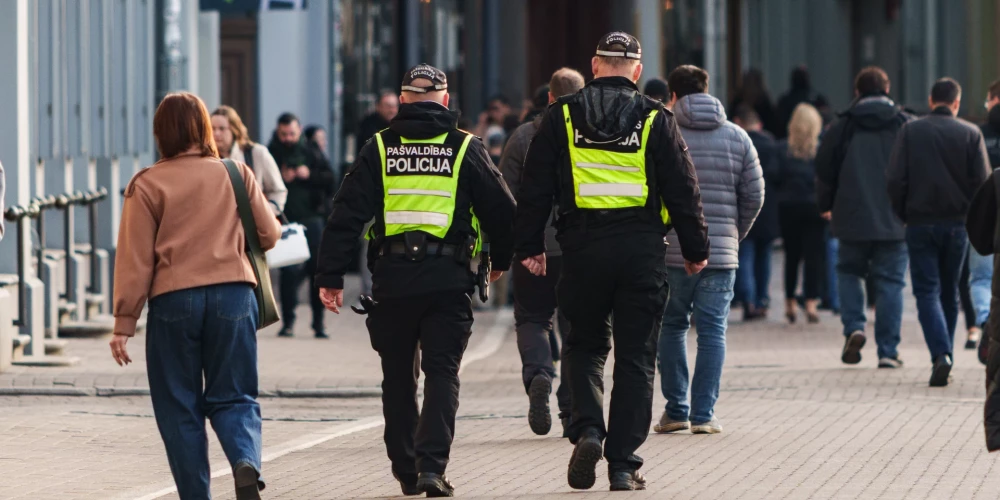 Rīgas pašvaldība aicina autovadītājus svētku laikā būt īpaši uzmanīgiem, iecietīgiem un stingri ievērot Ceļu satiksmes noteikumus, lai nodrošinātu drošu vidi visiem, jo īpaši jaunajiem svētku dalībniekiem.