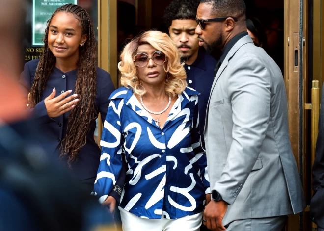 Repera Diddy māte Dženisa Kombsa šā gada 2. jūlijā pamet tiesas zāli pēc tam, kad pasludināts spriedums, kurā dēls attaisnots trīs smagākajās apsūdzībās, par kurām viņam draudēja mūža ieslodzījums. Visu astoņas nedēļas ilgušo tiesas procesa laiku Dženisa līdzās dēlam tiesas zālē un izrādīja savu atbalstu.