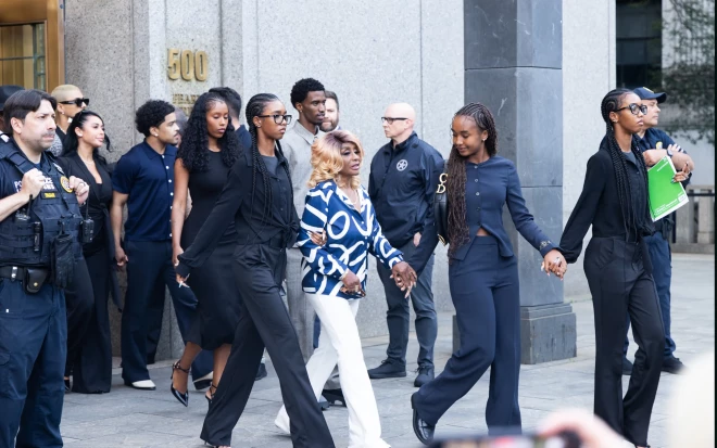 Diddy's 80 gadus vecā Dženisa Kombsa, mazbērnu ieskauta, izskatījās mierpilna un eleganta.members exit court in NYC after the rap mogul is denied bail ahead of his sentencing. The disgraced musician's sons Christian and Justin, daughters Chance, Jessie and D'Lia and mother Janice Combs left Manhattan Federal Court Tuesday after he was ordered remained behind bars following his double conviction for transportation for prostitution.02 Jul 2025Pictured: Janice Combs, twins Jessie and d'Lia, Chance Combs, Christian Combs, Justin Combs.Photo credit: Mayer / MEGATheMegaAgency.comsales@mega.global