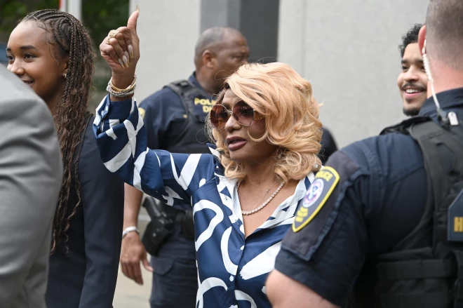 Lai gan Dženisa ir priecīga par spriedumu, viņa atzīst, ka viss vēl nav beidzies.