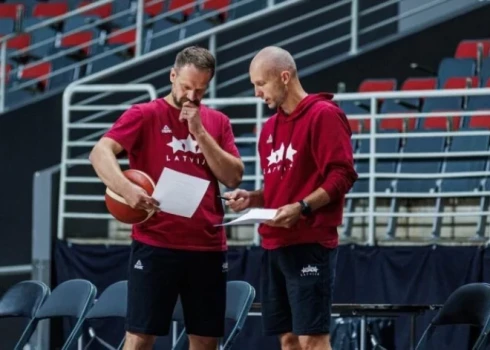 Jānis Gailītis un Artūrs Visockis-Rubenis arī šovasar būs galvenie Lukas Banki asistenti.