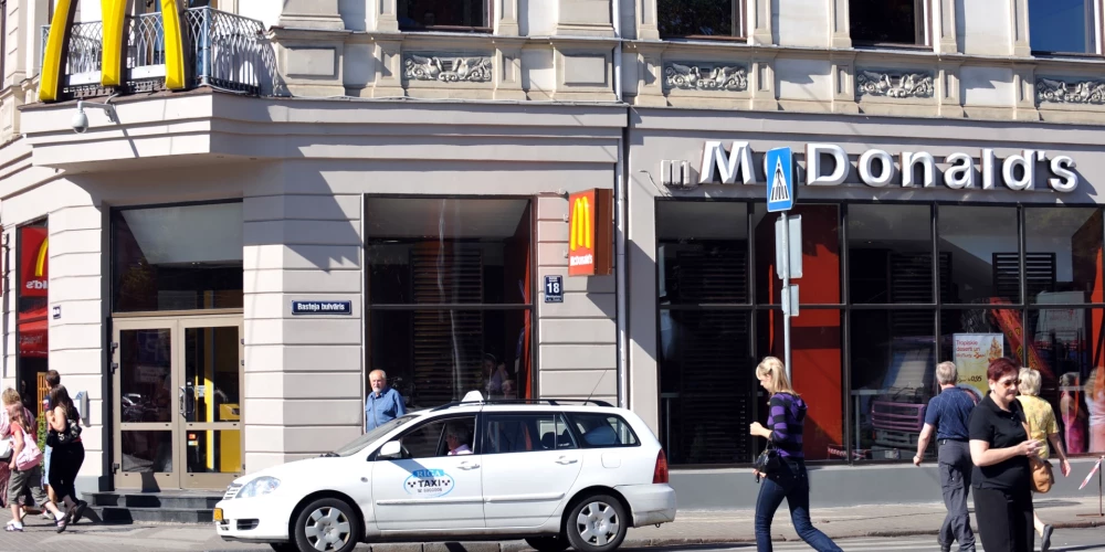 Ātrās ēdināšanas restorāns "MC Donalds" Kaļķu ielā.