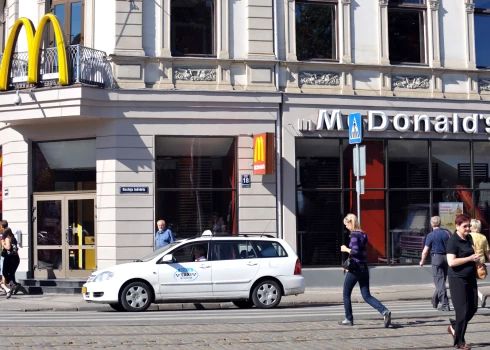 Ātrās ēdināšanas restorāns "MC Donalds" Kaļķu ielā.