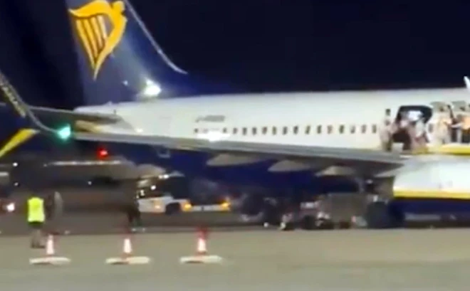 Daži no lidmašīnā esošajiem uzkāpa uz lidmašīnas spārna un nolēca zemē.