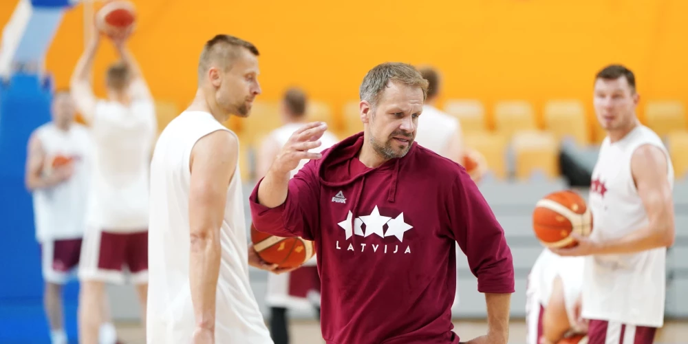 Latvijas izlases galvenā trenera asistents Jānis Gailītis vadīja pirmo atvērto treniņu.