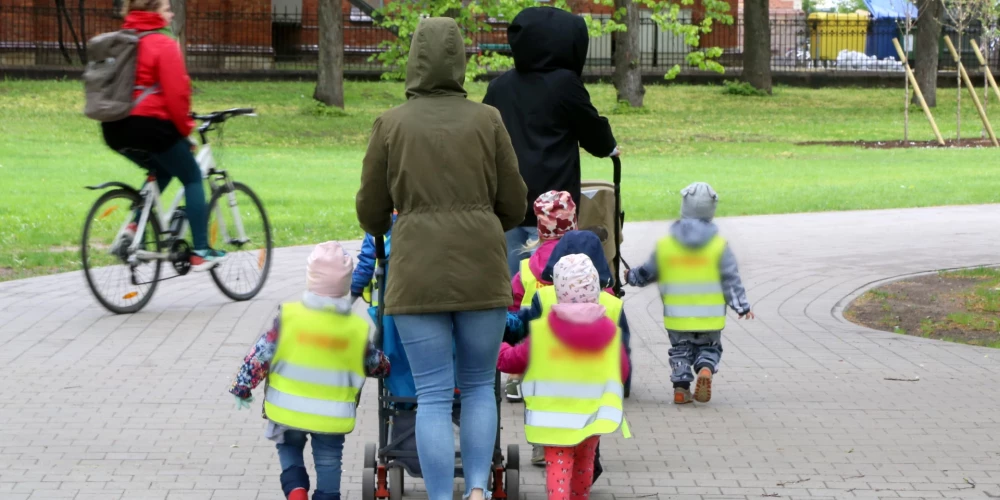 Kad jaunā māmiņa sāka vest savu tobrīd tikai vēl pusotru gadu veco dēliņu uz bērnudārzu, viņa vēl nenojauta, kāds emocionāls pārbaudījums tas būs ne tikai viņas bērnam, bet arī viņai pašai.