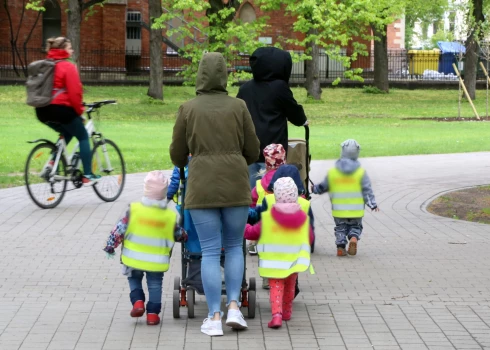 Kad jaunā māmiņa sāka vest savu tobrīd tikai vēl pusotru gadu veco dēliņu uz bērnudārzu, viņa vēl nenojauta, kāds emocionāls pārbaudījums tas būs ne tikai viņas bērnam, bet arī viņai pašai.