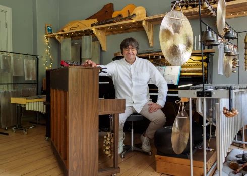 Jānis Lūsēns pie saviem instrumentiem Ozolu skolā.