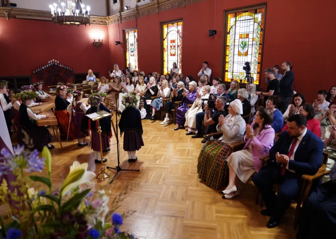 Saeimā uzņem XIII Latvijas Skolu jaunatnes dziesmu un deju svētku novadu koordinatorus (foto: Mārtiņš Ziders)