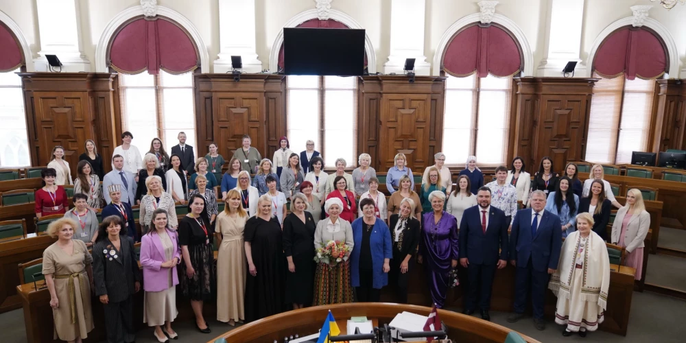 Saeimā uzņem XIII Latvijas Skolu jaunatnes dziesmu un deju svētku novadu koordinatorus (foto: Mārtiņš Ziders)