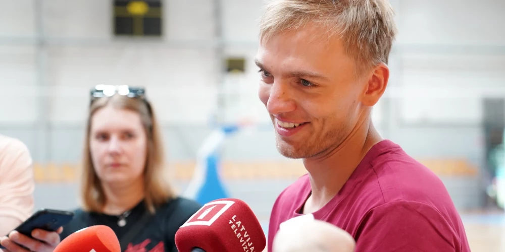 Latvijas vīriešu basketbola valstsvienības kandidāts Artūrs Žagars atbild uz žurnālistu jautājumiem Latvijas basketbola valstsvienības kandidātu treniņa laikā "Rimi" Olimpiskajā centrā, kurā gatavojas Eiropas čempionāta spēlēm basketbolā.