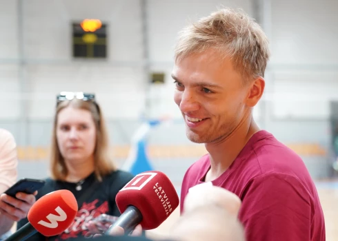 Latvijas vīriešu basketbola valstsvienības kandidāts Artūrs Žagars atbild uz žurnālistu jautājumiem Latvijas basketbola valstsvienības kandidātu treniņa laikā "Rimi" Olimpiskajā centrā, kurā gatavojas Eiropas čempionāta spēlēm basketbolā.