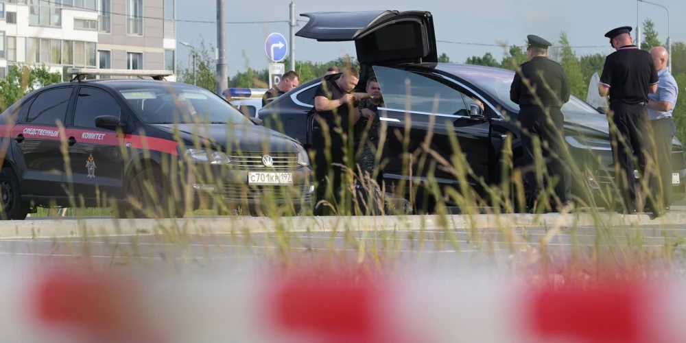 Izmeklētāji pie mirušā Krievijas eksministra Romāna Starovoita automašīnas