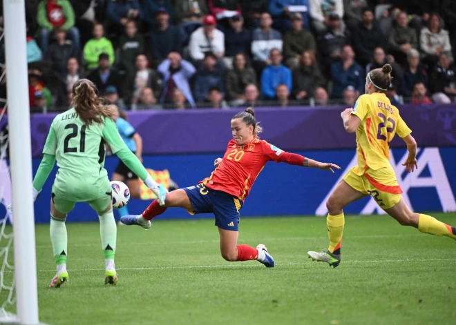 Spānijas dāmas saplosa Beļģiju un nodrošina ceļazīmi uz Eiropas futbola čempionāta ceturtdaļfinālu