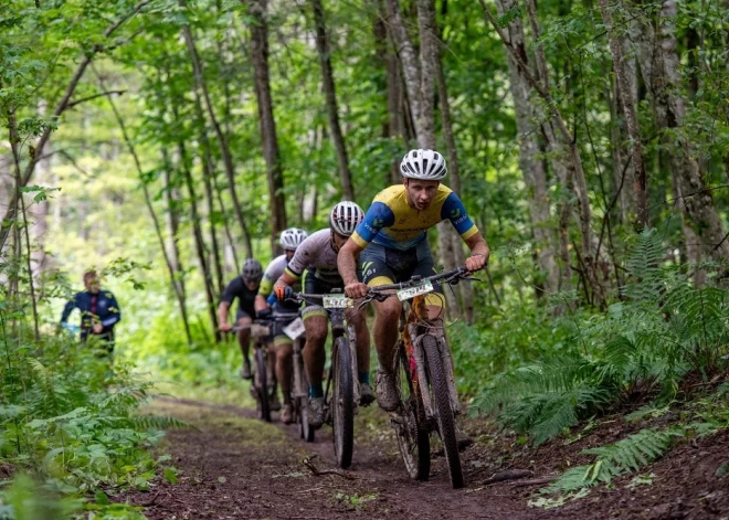 Oskars Muižnieks un Katrīna Jaunslaviete-Kipure izcīna Latvijas čempiontitulus "Gravel" riteņbraukšanā