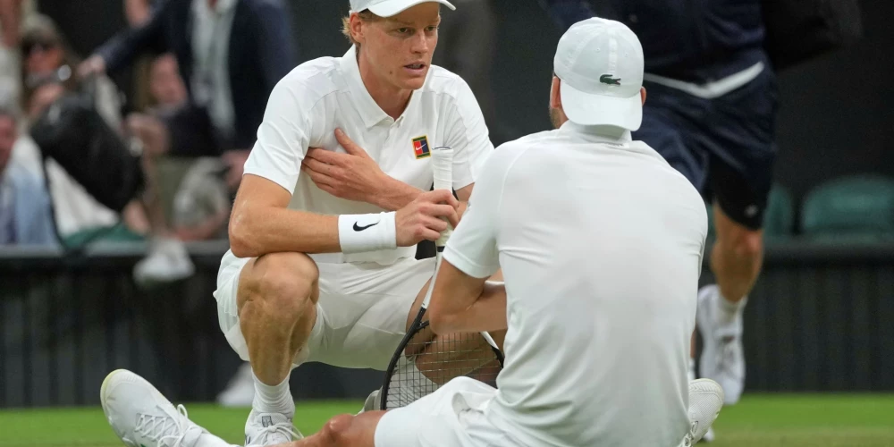 Janiks Siners mierina traumu guvušo Grigoru Dimitrovu (foto: Scanpix / AP)