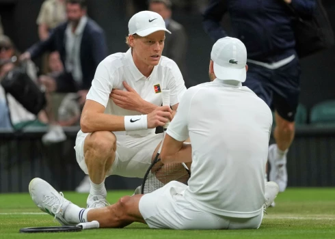 Janiks Siners mierina traumu guvušo Grigoru Dimitrovu (foto: Scanpix / AP)