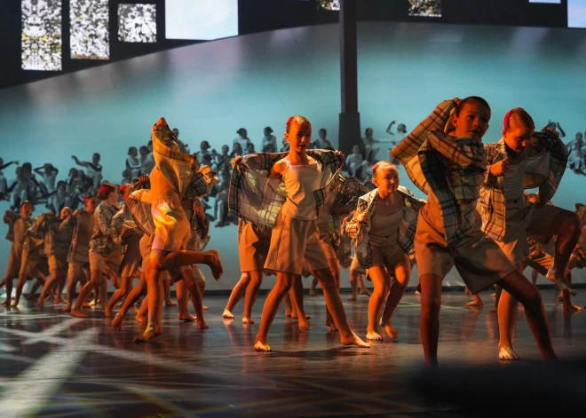 Dejas izrāde “Kastaņa puslode” (foto: Juris Rozenbergs)