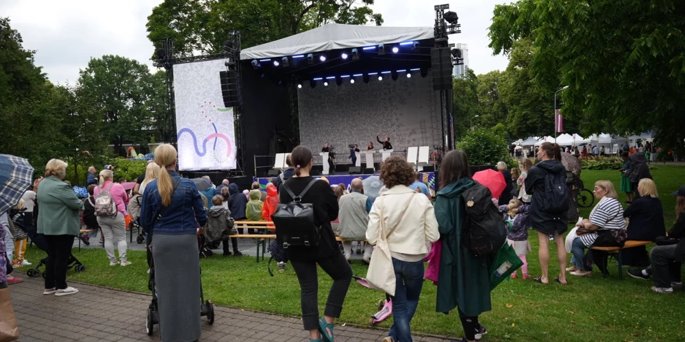 XIII Latvijas skolu jaunatnes dziesmu un deju svētku pasākumi Vērmanes dārzā (foto: Juris Rozenbergs)