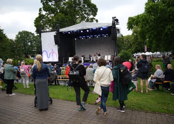 XIII Latvijas skolu jaunatnes dziesmu un deju svētku pasākumi Vērmanes dārzā (foto: Juris Rozenbergs)