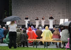 FOTO: Vērmanes dārzā bauda visdažādākās Skolu dziesmu un deju svētku performances