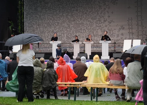 XIII Latvijas skolu jaunatnes dziesmu un deju svētku pasākumi Vērmanes dārzā (foto: Juris Rozenbergs)