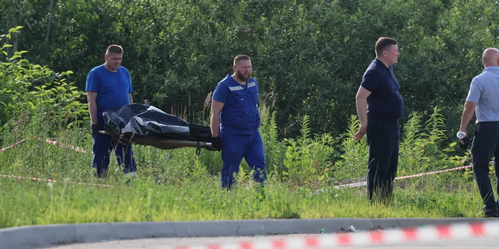 Bijušā Krievijas satiksmes ministra Romāna Starovoita līķi iznes no krūmiem. Pēc oficiālās versijas, viņš nošāvās automašīnā