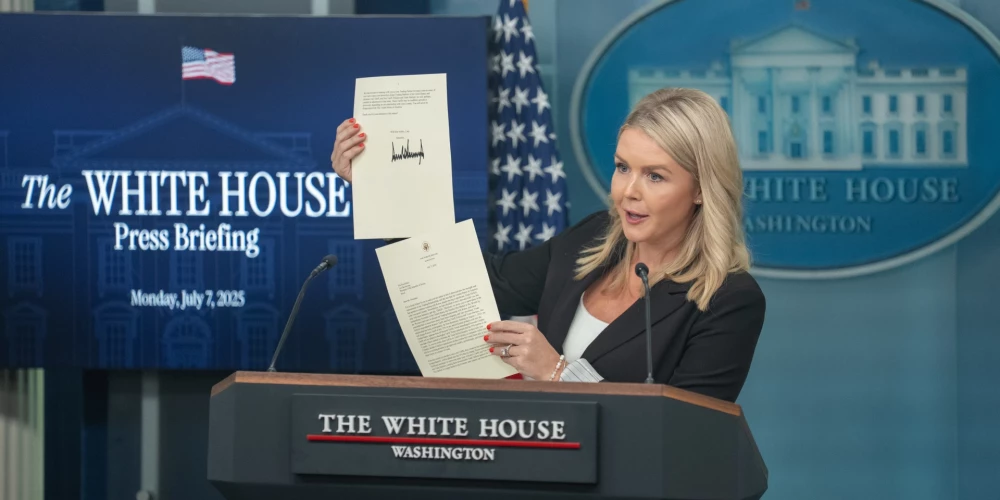 Baltā nama preses sekretāre Karolīna Levita rāda ASV preziedenta Donalda Trampa vēstules.