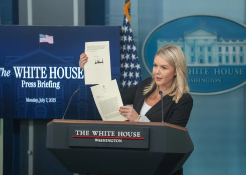 Baltā nama preses sekretāre Karolīna Levita rāda ASV preziedenta Donalda Trampa vēstules. 