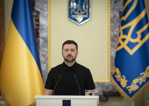 Ukrainas prezidents Volodimirs Zelenskis nule notikušajā telefonsarunā ar ASV prezidentu Donaldu Trampu piekritis nomainīt Ukrainas vēstnieci Savienotajās Valstīs.