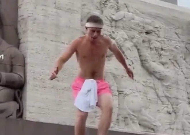 Мужчина без майки прыгает с постамента памятника Свободы - полиция оценивает видео из соцсетей