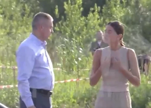 Poļina apraud mirušo mīļoto.