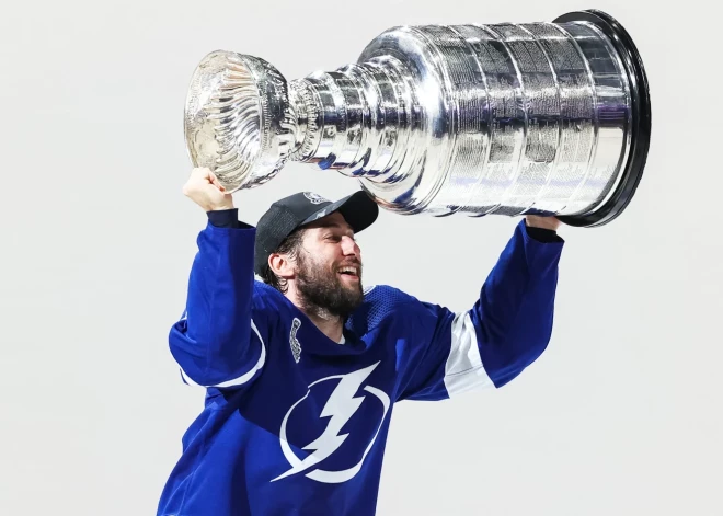 Par hokejista karjeras beigām paziņo divkārtējais Stenlija kausa ieguvējs Džonsons