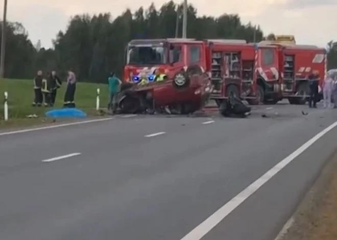 Смертельное ДТП на шоссе Нирза - Лудза: мотоциклист так сильно врезался в машину, что погибших водителей было трудно различить