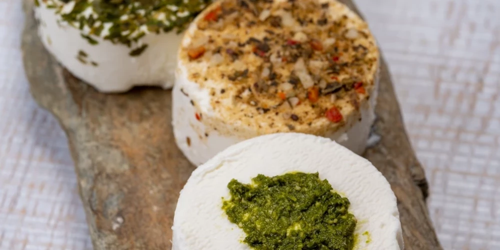 Pikantais siers ar zaļumiem un ziediem