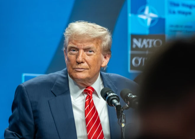 Donalds Tramps noliedz, ka būtu licis apturēt ieroču piegādi Ukrainai