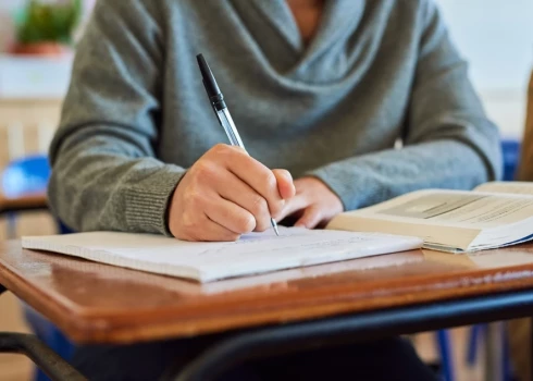 Lai nokārtotu eksāmenu, vidusskolā minimālais slieksnis tika pacelts par 5% - sekmīgai eksāmena nokārtošanai bija nepieciešams iegūt vismaz 20%. 