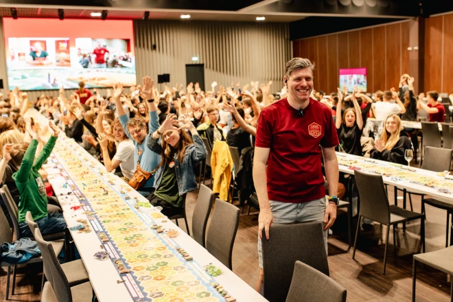 Latvijā cilvēkus kopā saveda un pasākumu organizēja “Brain Games” ar “CATAN” oriģinālizdevēju “KOSMOS” ATTA centrā, kur pie viena spēles galda sēdās vairāk nekā 200 cilvēku.