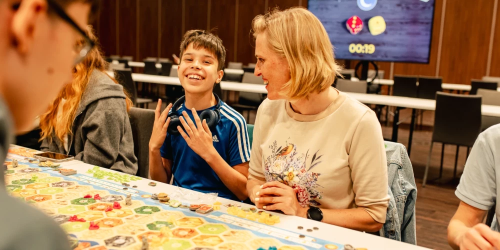 Latvijā cilvēkus kopā saveda un pasākumu organizēja “Brain Games” ar “CATAN” oriģinālizdevēju “KOSMOS”  ATTA centrā, kur pie viena spēles galda sēdās vairāk nekā 200 cilvēku.