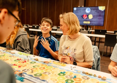 Latvijā cilvēkus kopā saveda un pasākumu organizēja “Brain Games” ar “CATAN” oriģinālizdevēju “KOSMOS”  ATTA centrā, kur pie viena spēles galda sēdās vairāk nekā 200 cilvēku.