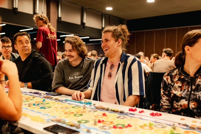 Latvijā cilvēkus kopā saveda un pasākumu organizēja “Brain Games” ar “CATAN” oriģinālizdevēju “KOSMOS” ATTA centrā, kur pie viena spēles galda sēdās vairāk nekā 200 cilvēku.