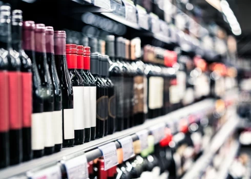 No 2025. gada 1. augusta spēkā stāsies Alkoholisko dzērienu aprites likuma grozījumi, kas noteiks būtiskus ierobežojumus alkoholisko dzērienu reklāmai. Ierobežojumu mērķis - mazināt alkoholisko dzērienu patēriņu un ierobežot reklāmas ietekmi uz pircējiem.