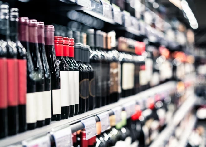 Vairs nebūs redzama zīme "Akcija!" – no 1. augusta stāsies spēkā jauni ierobežojumi alkoholisko dzērienu reklāmai