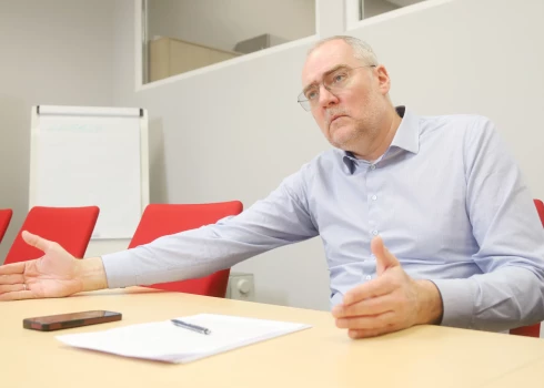 Latvijas apdrošinātāju asociācijas prezidents Jānis Abāšins: “Kopumā, apdrošinātāji Latvijā dienā izmaksā apmēram 1,4–1,5 miljonus eiro, un gadā — vairāk nekā 500 miljonus.”