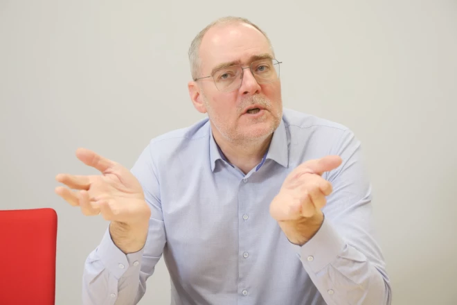 Latvijas apdrošinātāju asociācijas prezidents Jānis Abāšins: “Ir ceļošanas apdrošināšanas noteikumi, kur iedzeršana ir atļauta līdz 0,5 promilēm. Bet ir tādas, kur ir nulle. Jāskatās kādu mēs to apdrošināšanu pērkam.”