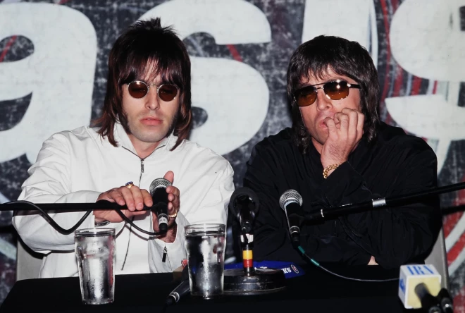 Liams un Noels Galaheri preses konferencē 1999. gadā.
