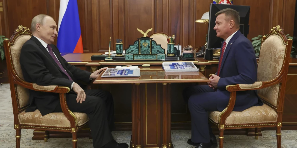 Krievijas prezidents Vladimirs Putins un satiksmes ministrs Romāns Starovoits 2025. gada 30. janvārī.