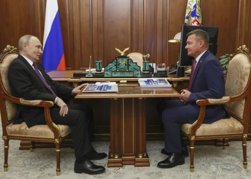 Krievijas prezidents Vladimirs Putins un satiksmes ministrs Romāns Starovoits 2025. gada 30. janvārī.