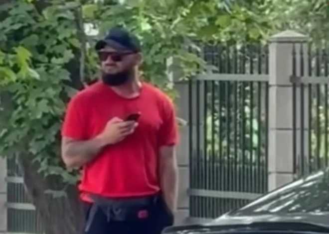 Latvijā pazīstamais fitnesa treneris Lauris Mičulis iebraucis sētā