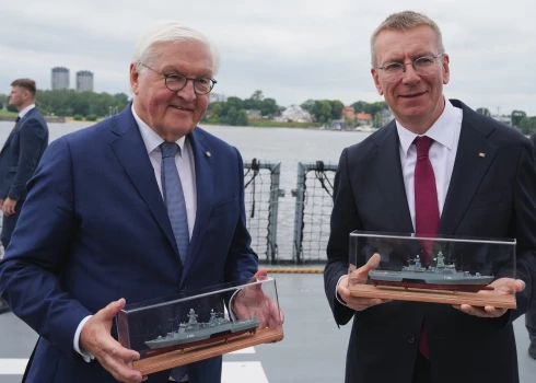 Valsts prezidenta Edgara Rinkēviča un Vācijas prezidenta Dr. Franka Valtera Šteinmeiera vizīte uz korvetes “Braunšveiga” (Braunschweig). 